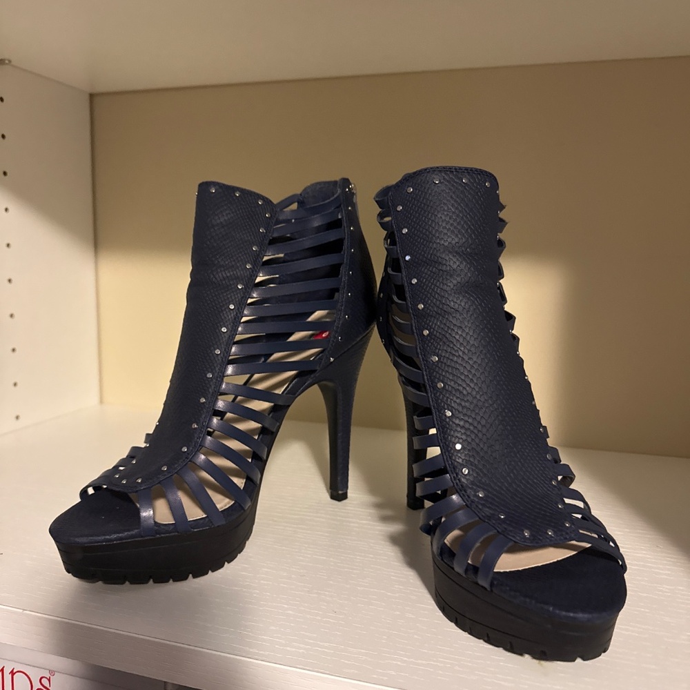 Shoes - Picture 4 of 4